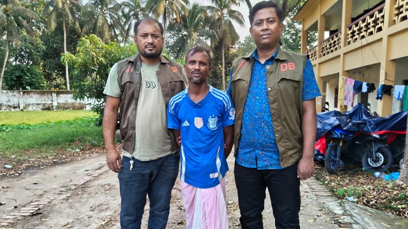 তাজমীন হত্যা: মাদকাসক্ত ছিলেন আসামি সুমন, নির্যাতনে আলাদা থাকতেন স্ত্রী-সন্তান তাজমীন হত্যা: মাদকাসক্ত ছিলেন আসামি সুমন, নির্যাতনে আলাদা থাকতেন স্ত্রী-সন্তান