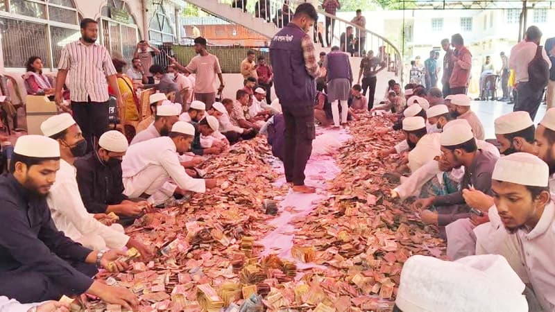 ৪ দিন পর খোলা হলো শাহজালাল মাজারের দানবাক্স, চলছে গণনা ৪ দিন পর খোলা হলো শাহজালাল মাজারের দানবাক্স, চলছে গণনা