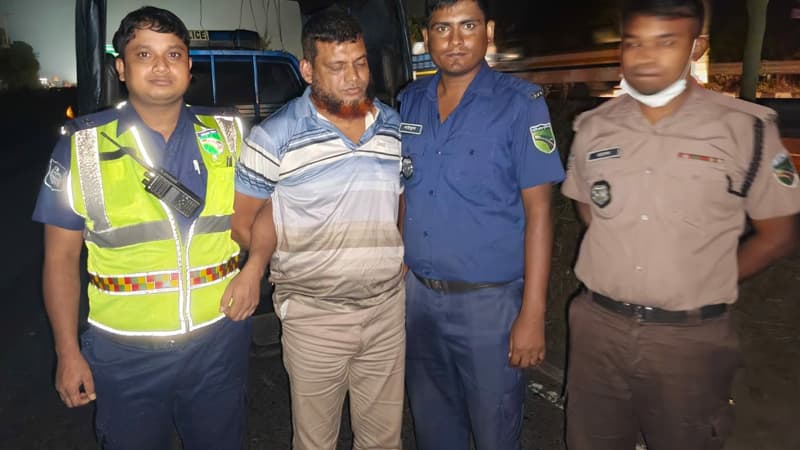 ঢাকা-টাঙ্গাইল মহাসড়কে ডাকাতির চেষ্টাকালে ৩৪ মামলার আসামি গ্রেফতার ঢাকা-টাঙ্গাইল মহাসড়কে ডাকাতির চেষ্টাকালে ৩৪ মামলার আসামি গ্রেফতার