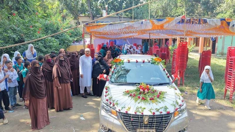 ফুলে সাজানো গাড়িতে অবসরে যাওয়া শিক্ষিকাকে বিদায় জানালেন শিক্ষার্থী-সহকর্মীরা ফুলে সাজানো গাড়িতে অবসরে যাওয়া শিক্ষিকাকে বিদায় জানালেন শিক্ষার্থী-সহকর্মীরা