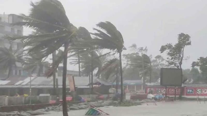 সকাল ৯টার মধ্যে ৬ জেলায় ৬০ কিমি বেগে ঝড়ের আভাস সকাল ৯টার মধ্যে ৬ জেলায় ৬০ কিমি বেগে ঝড়ের আভাস