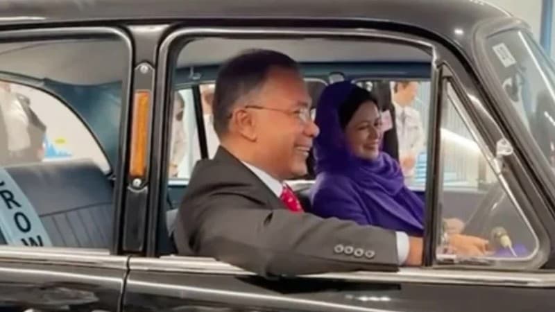টয়োটার প্রথম প্রাইভেট কারে উঠলেন প্রধানমন্ত্রী টয়োটার প্রথম প্রাইভেট কারে উঠলেন প্রধানমন্ত্রী