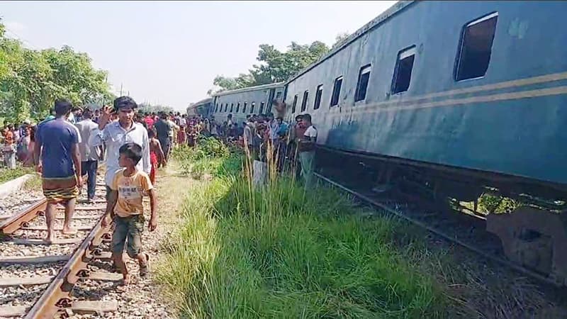 কুমিল্লায় কর্ণফুলী ট্রেনের ৩ বগি লাইনচ্যুত, রেল যোগাযোগ বন্ধ কুমিল্লায় কর্ণফুলী ট্রেনের ৩ বগি লাইনচ্যুত, রেল যোগাযোগ বন্ধ