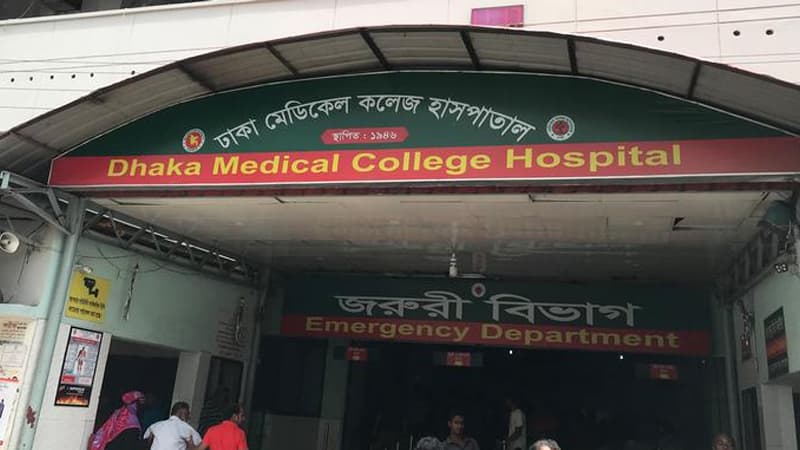 ঢাকা মেডিকেলে এক ব্যক্তির মরদেহ রেখে উধাও সঙ্গে আসা ২ যুবক ঢাকা মেডিকেলে এক ব্যক্তির মরদেহ রেখে উধাও সঙ্গে আসা ২ যুবক