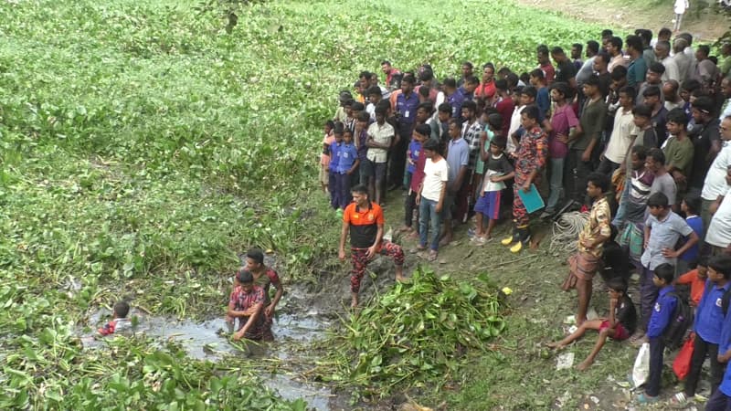 চুরির অভিযোগে গণপিটুনিতে নিহত মিজানুর, পানিতে ঝাঁপ দিয়ে নিখোঁজ বিল্লাল চুরির অভিযোগে গণপিটুনিতে নিহত মিজানুর, পানিতে ঝাঁপ দিয়ে নিখোঁজ বিল্লাল