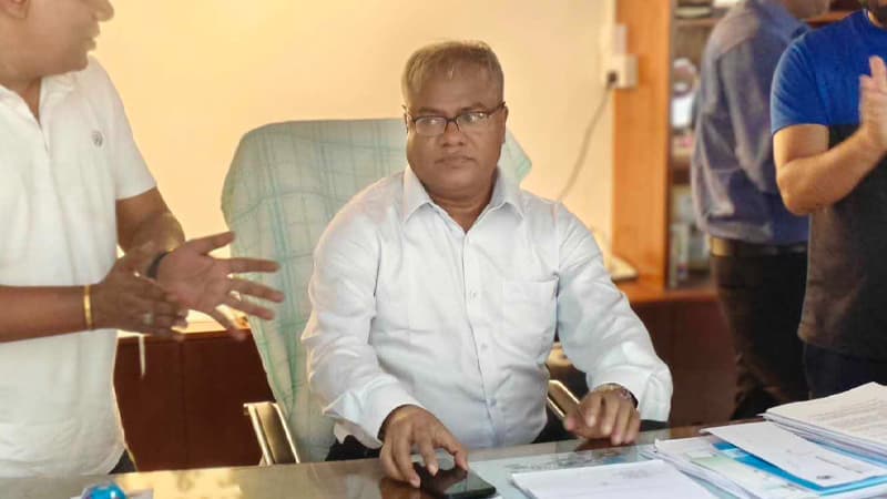 ঢাকায় থাকার কথা থাকলেও তালা ভেঙে চুয়েটে প্রবেশ করলেন নতুন উপাচার্য ঢাকায় থাকার কথা থাকলেও তালা ভেঙে চুয়েটে প্রবেশ করলেন নতুন উপাচার্য