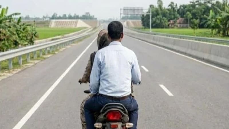 প্রেমিকের বাইক চালাচ্ছিলেন প্রেমিকা, প্রাণ গেল দুজনেরই প্রেমিকের বাইক চালাচ্ছিলেন প্রেমিকা, প্রাণ গেল দুজনেরই
