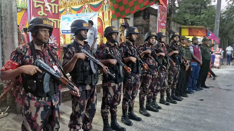 চাঁপাইনবাবগঞ্জের সীমান্তে পূজা মন্ডপের নিরাপত্তায় সতর্ক অবস্থানে বিজিবি চাঁপাইনবাবগঞ্জের সীমান্তে পূজা মন্ডপের নিরাপত্তায় সতর্ক অবস্থানে বিজিবি