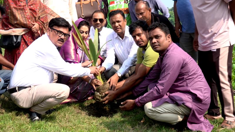 নদী ও পরিবেশ বাঁচাতে মেহেরপুর প্রেস ক্লাবের বৃক্ষ রোপণ নদী ও পরিবেশ বাঁচাতে মেহেরপুর প্রেস ক্লাবের বৃক্ষ রোপণ