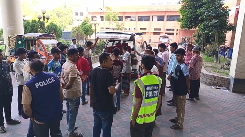 মাদারীপুরে পুলিশের রেকারের সঙ্গে প্রাইভেটকারের ধাক্কায় ব্যবসায়ী নিহত মাদারীপুরে পুলিশের রেকারের সঙ্গে প্রাইভেটকারের ধাক্কায় ব্যবসায়ী নিহত