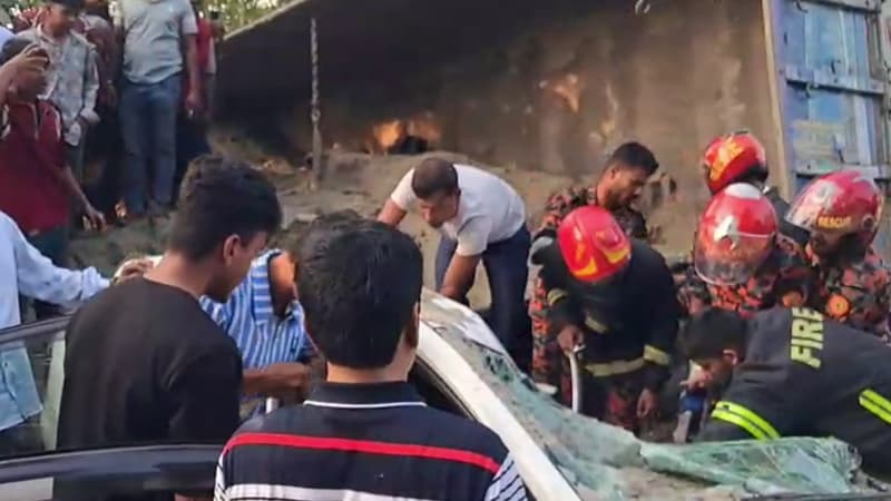 ফরিদপুরে বালুবাহী ট্রাক চাপায় মা-ছেলে নিহত ফরিদপুরে বালুবাহী ট্রাক চাপায় মা-ছেলে নিহত