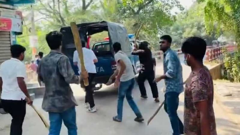 গোপালগঞ্জে নিষিদ্ধ ছাত্রলীগের মিছিল থেকে পুলিশের ওপর হামলা, গাড়ি ভাঙচুরের অভিযোগ গোপালগঞ্জে নিষিদ্ধ ছাত্রলীগের মিছিল থেকে পুলিশের ওপর হামলা, গাড়ি ভাঙচুরের অভিযোগ