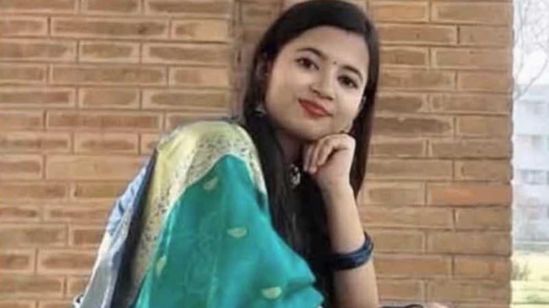 ফতুল্লায় কুমিল্লা বিশ্ববিদ্যালয় শিক্ষার্থীর ঝুলন্ত মরদেহ উদ্ধার, স্বামী আটক ফতুল্লায় কুমিল্লা বিশ্ববিদ্যালয় শিক্ষার্থীর ঝুলন্ত মরদেহ উদ্ধার, স্বামী আটক