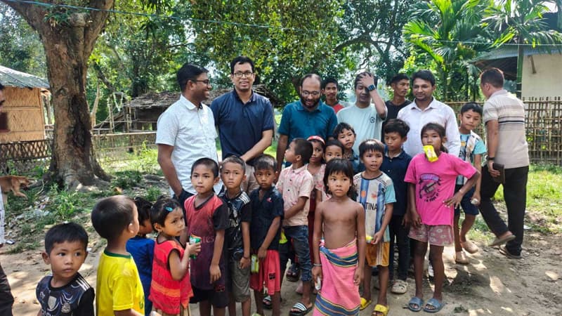নেই বিদ্যুতের আলো, দুই ঘণ্টার পাহাড়ি দুর্গম পথ পেরিয়ে স্কুলে যেতে হয় তাদের নেই বিদ্যুতের আলো, দুই ঘণ্টার পাহাড়ি দুর্গম পথ পেরিয়ে স্কুলে যেতে হয় তাদের