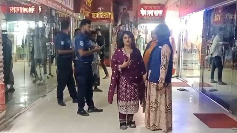 নিজ প্রতিষ্ঠানে চুরির ঘটনায় ক্ষোভ প্রকাশ নিয়ে উত্তেজনা, গ্রেফতার বিউটি পার্লার মালিক নিজ প্রতিষ্ঠানে চুরির ঘটনায় ক্ষোভ প্রকাশ নিয়ে উত্তেজনা, গ্রেফতার বিউটি পার্লার মালিক