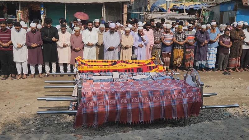 আনন্দযাত্রায় ফেরা হলো কফিনে, ভাই-বোন ও ভাগনের পাশাপাশি দাফন আনন্দযাত্রায় ফেরা হলো কফিনে, ভাই-বোন ও ভাগনের পাশাপাশি দাফন