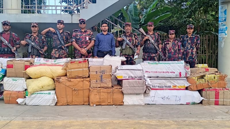 কুমিল্লায় বাসমতি চাল-ফুচকাসহ প্রায় কোটি টাকার চোরাই পণ্য জব্দ কুমিল্লায় বাসমতি চাল-ফুচকাসহ প্রায় কোটি টাকার চোরাই পণ্য জব্দ