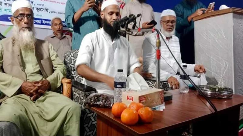 ওয়াজ মাহফিলে একহালি কমলা বিক্রি হলো ৫০ হাজার টাকায়! ওয়াজ মাহফিলে একহালি কমলা বিক্রি হলো ৫০ হাজার টাকায়!