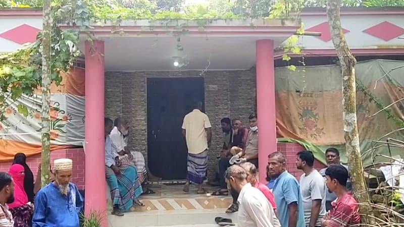 পিরোজপুরে সাবেক পুলিশ কর্মকর্তার স্ত্রীকে হত্যা, ঘরের মালামাল লুট পিরোজপুরে সাবেক পুলিশ কর্মকর্তার স্ত্রীকে হত্যা, ঘরের মালামাল লুট