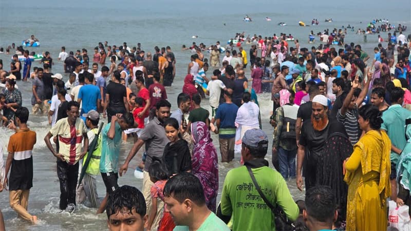 সাগরের শান্ত রূপে মুগ্ধ পর্যটক, সরব সৈকতপাড়ের অর্থনীতি সাগরের শান্ত রূপে মুগ্ধ পর্যটক, সরব সৈকতপাড়ের অর্থনীতি