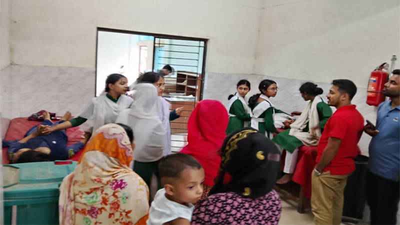 গাজীপুরের কাপাসিয়ায় বজ্রপাতের শব্দে ১২ শিক্ষার্থী হাসপাতালে গাজীপুরের কাপাসিয়ায় বজ্রপাতের শব্দে ১২ শিক্ষার্থী হাসপাতালে