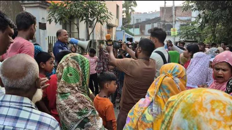 স্বামী হত্যায় স্ত্রীকে ছেড়ে দেওয়ার প্রতিবাদে পুলিশ ফাঁড়ি অবরোধ স্বামী হত্যায় স্ত্রীকে ছেড়ে দেওয়ার প্রতিবাদে পুলিশ ফাঁড়ি অবরোধ