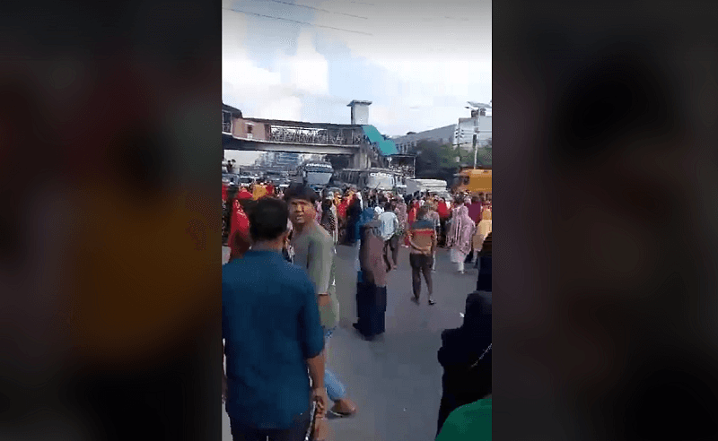 পুলিশের ধাওয়া খেয়ে উত্তরার সড়ক ছাড়লেন পোশাক শ্রমিকরা পুলিশের ধাওয়া খেয়ে উত্তরার সড়ক ছাড়লেন পোশাক শ্রমিকরা