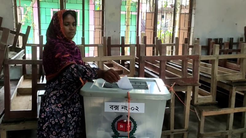 ঠাকুরগাঁও-১ উপনির্বাচন: প্রথম চার ঘণ্টায় ভোট পড়েছে ৩৬ শতাংশ ঠাকুরগাঁও-১ উপনির্বাচন: প্রথম চার ঘণ্টায় ভোট পড়েছে ৩৬ শতাংশ