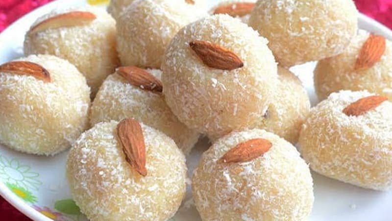 নারিকেলের সাদা নাড়ু তৈরির সহজ রেসিপি নারিকেলের সাদা নাড়ু তৈরির সহজ রেসিপি