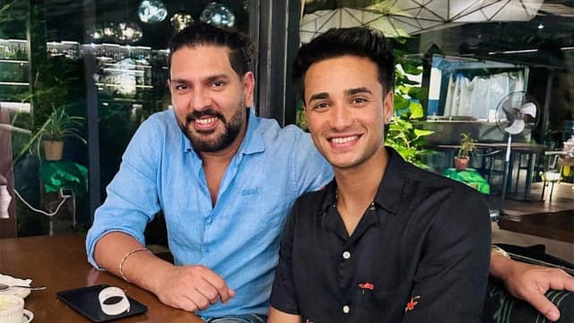 অভিষেককে যুবরাজের খোঁচা, জবাব দিলেন শিষ্য অভিষেককে যুবরাজের খোঁচা, জবাব দিলেন শিষ্য